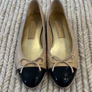 CHANEL Beige Leather Ballet Flats with Black Patent Cap Toe size 37.5